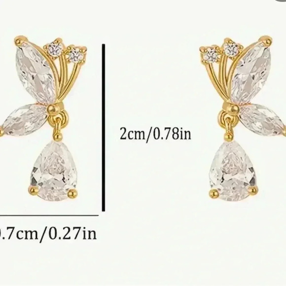 Elegant Silver Crystal Drop Earrings - Picture 3 of 3